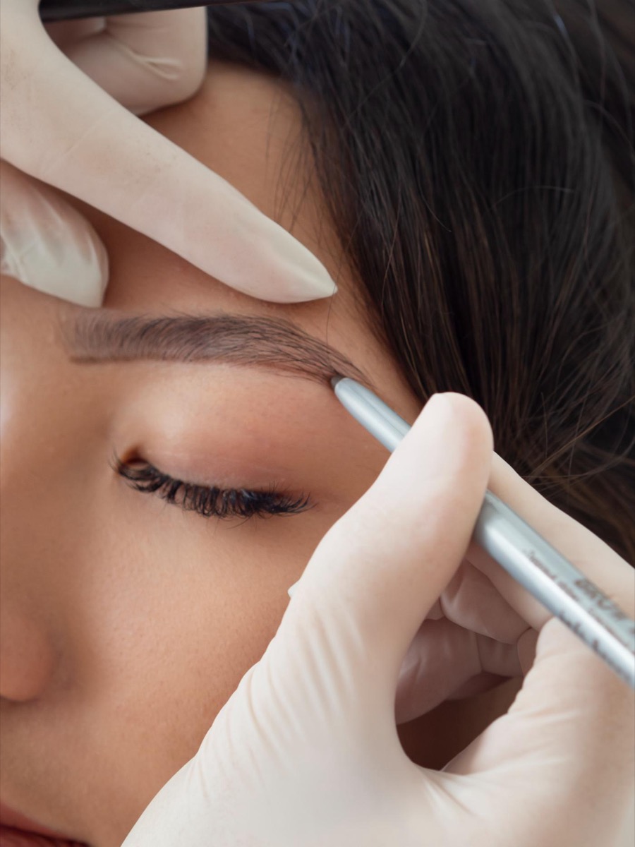 Permanent Make-up wird aufgetragen
