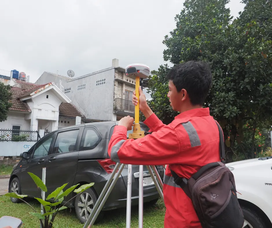 Surveyor menggunakan GNSS RTK ComNav N3 dengan fitur IMU Tilt Sensor